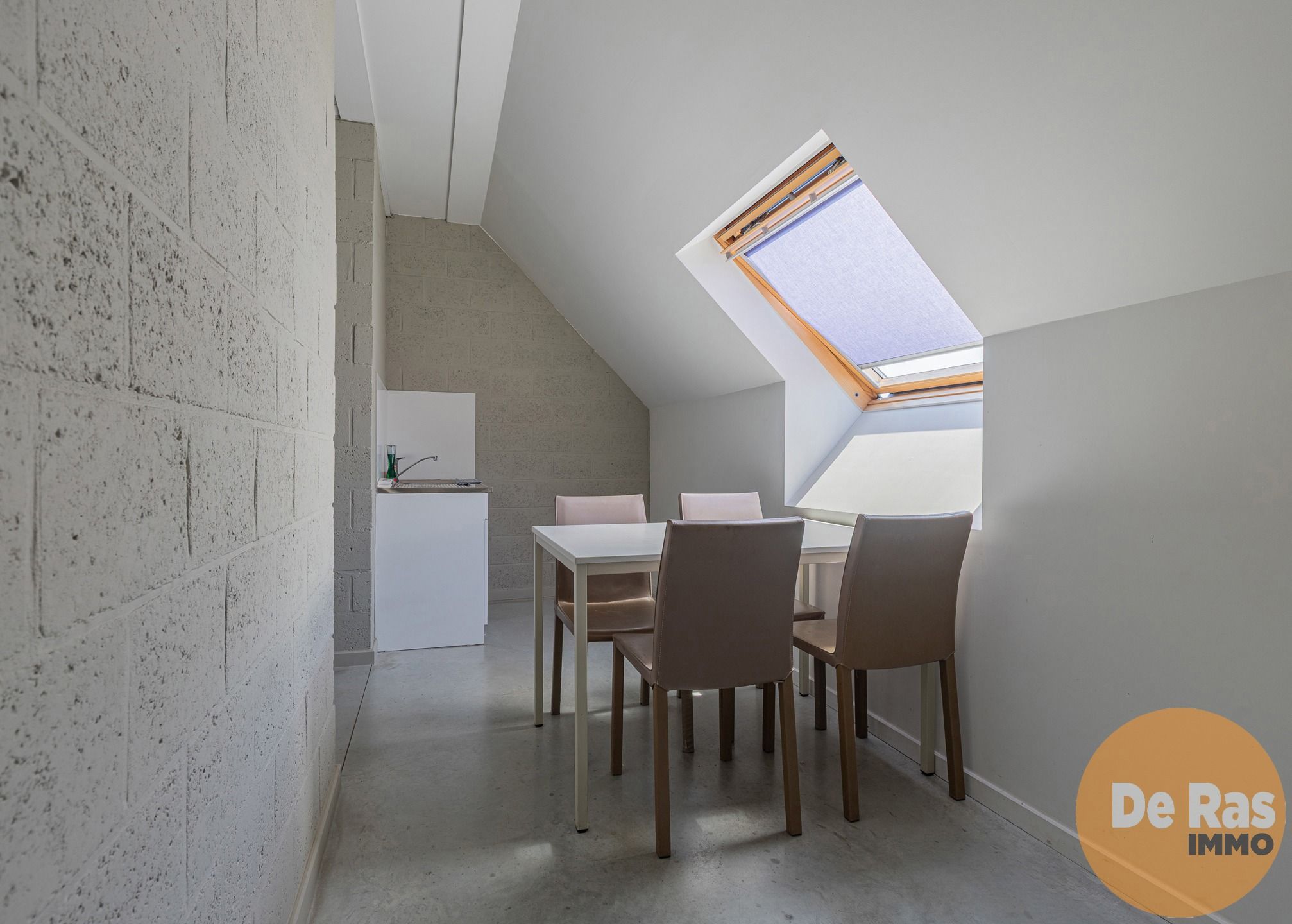 NIEUWERKERKEN - Recent gebouw met magazijn foto 11