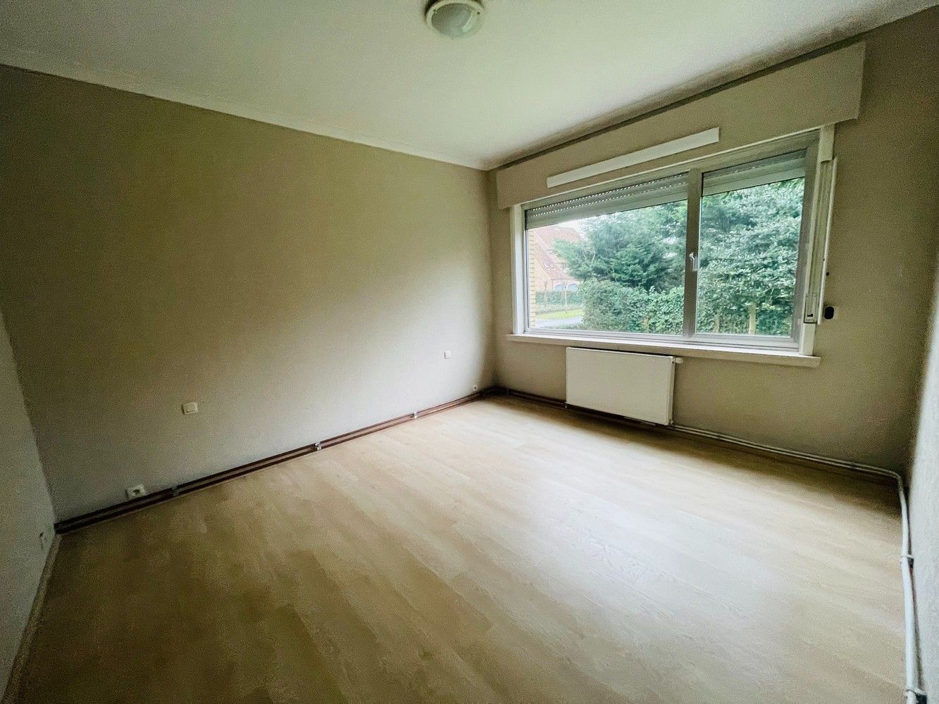 Sint-Andries, residentiele rustige ligging, vlakbij  alle winkels, scholen en E 40 RUIME BUNGALOW met 3 slaapkamers en GARAGE van 48 m² + oprit foto 5