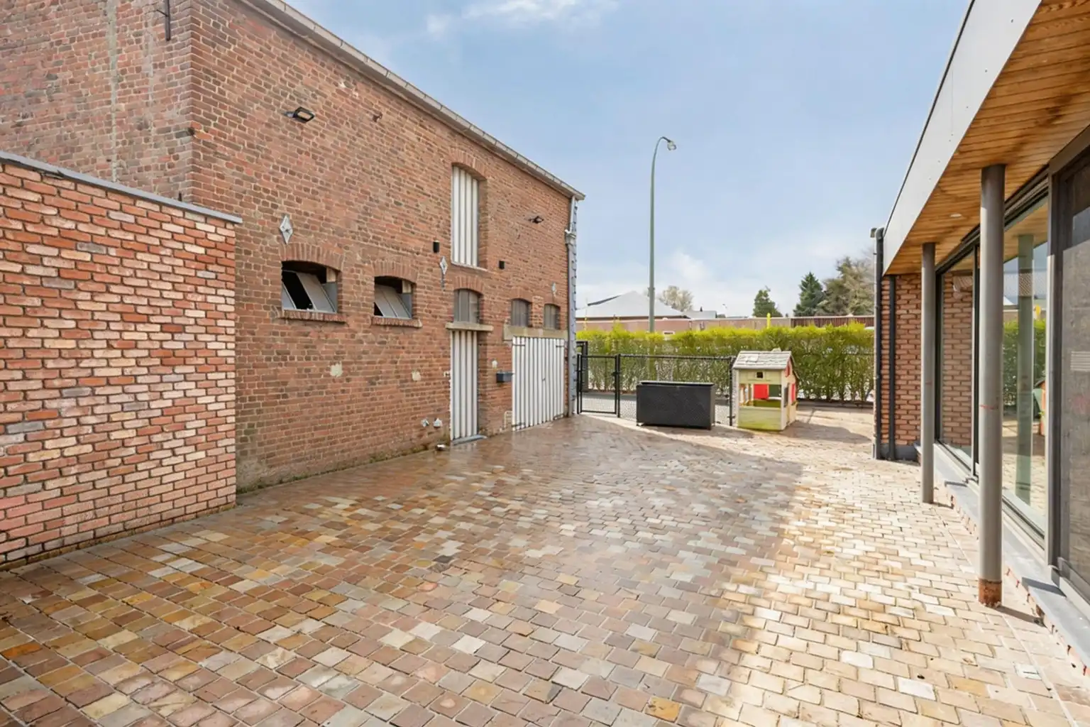 INSTAPKLARE WONING MET BIJGEBOUW EN RUIME GARAGE/LOODS  foto 24