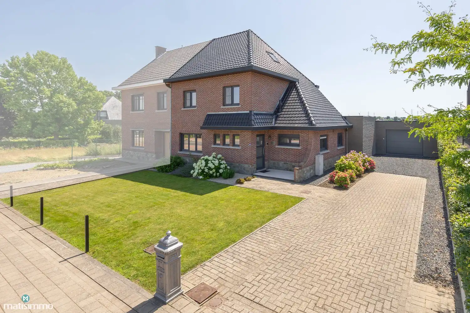 GROTENDEELS GERENOVEERDE EN ENERGIEZUINIGE GEZINSWONING MET ZUIDGERICHTE TUIN VAN 832M² EN GARAGE VAN 73 M² foto 2