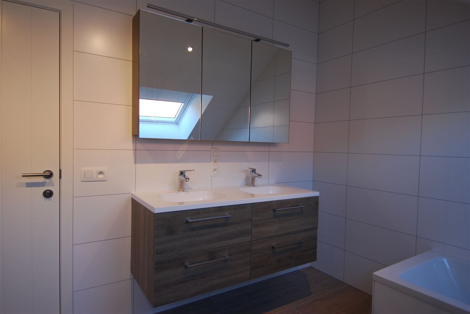 Volledig gerenoveerd duplex-appartement met 2 slaapkamers in het centrum van Maaseik met moderne afwerking. foto 14