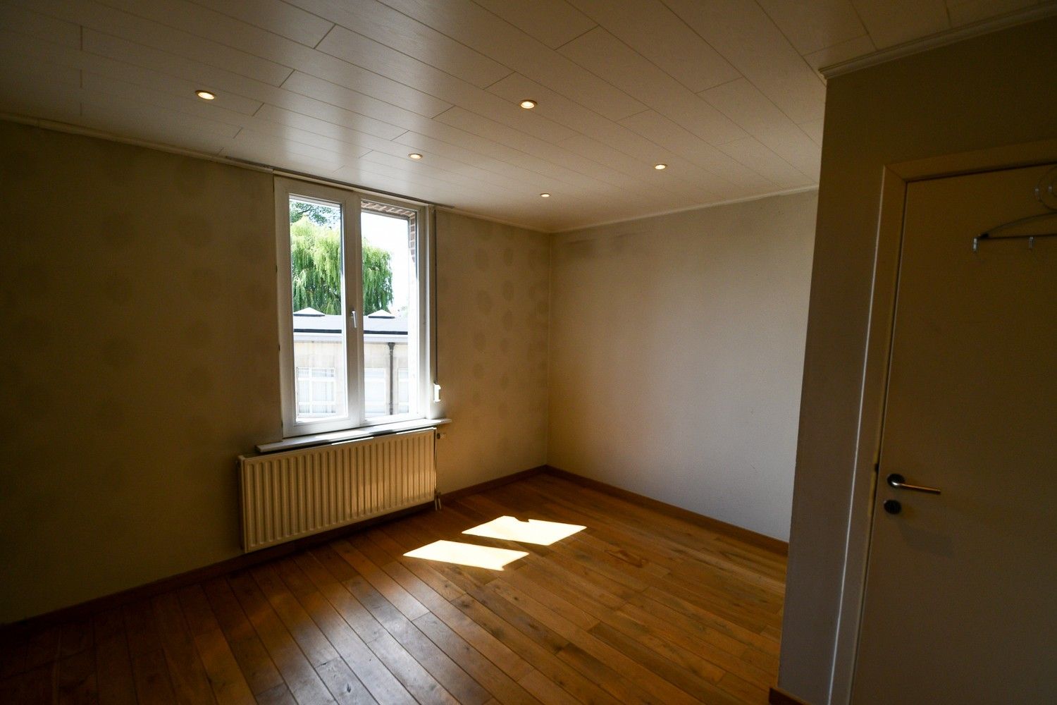 Ruime woning met 4 slaapkamers en grote tuin foto 8