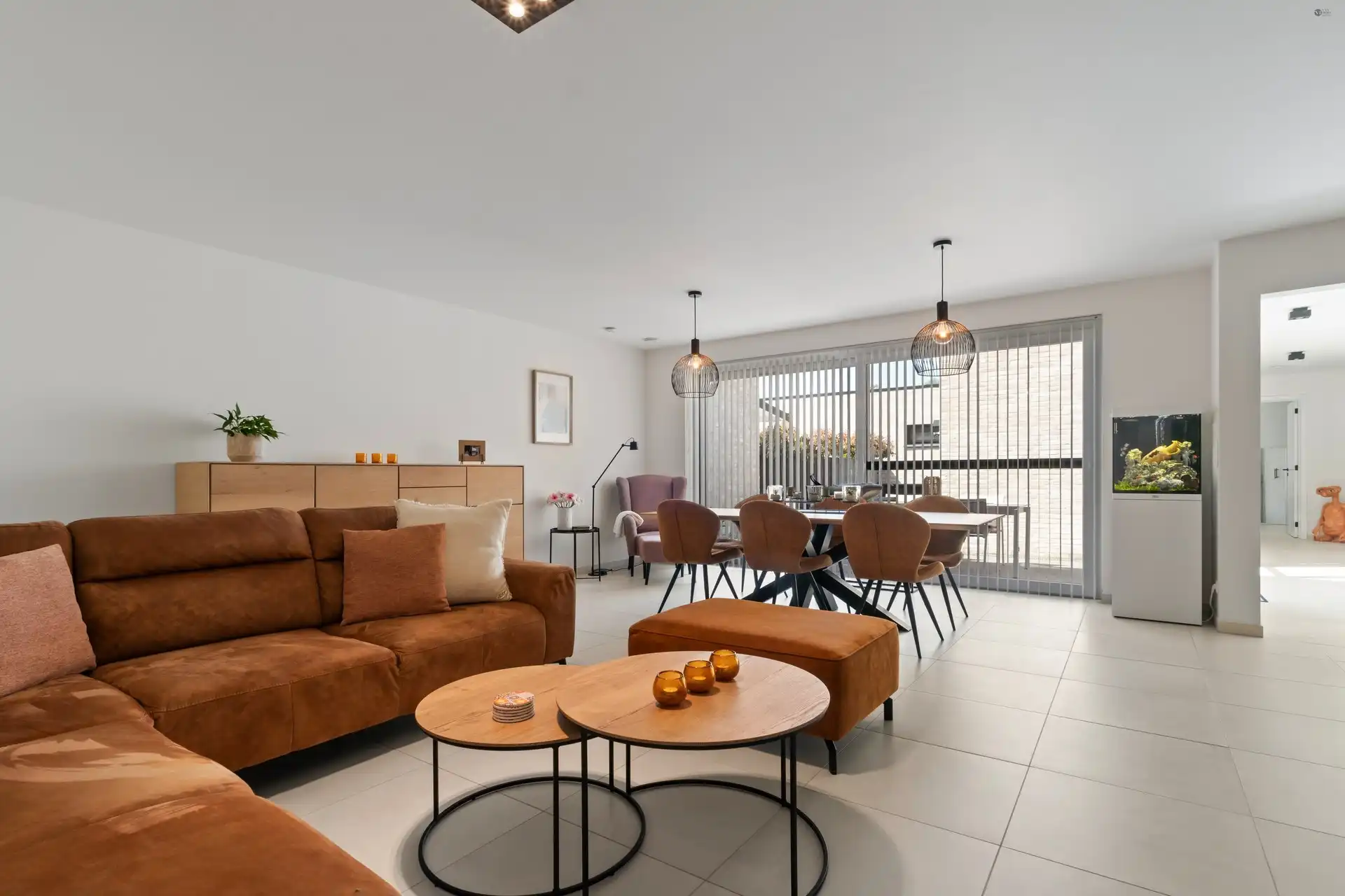 Luxueus afgewerkt gelijkvloers appartement te centrum Stekene foto 2