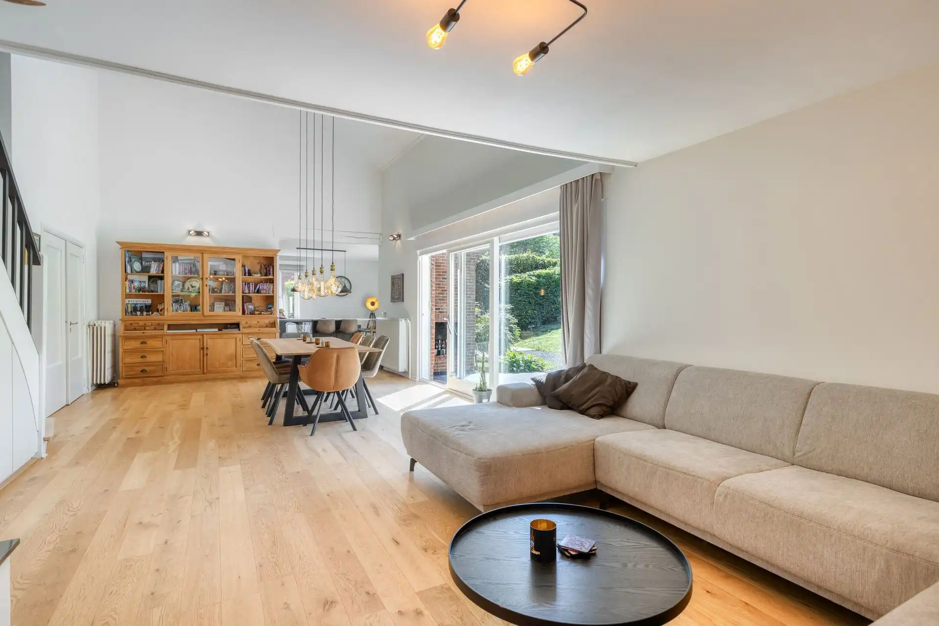 Volledig gerenoveerde hedendaagse villa ±487 m² in de Marnix wijk foto 6