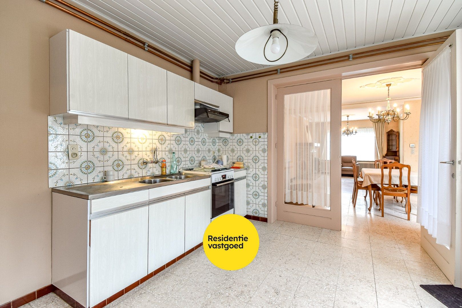 Ruim gesloten gezinswoning met inpandige garage en 4 slaapkamers in centrum Gistel foto 7