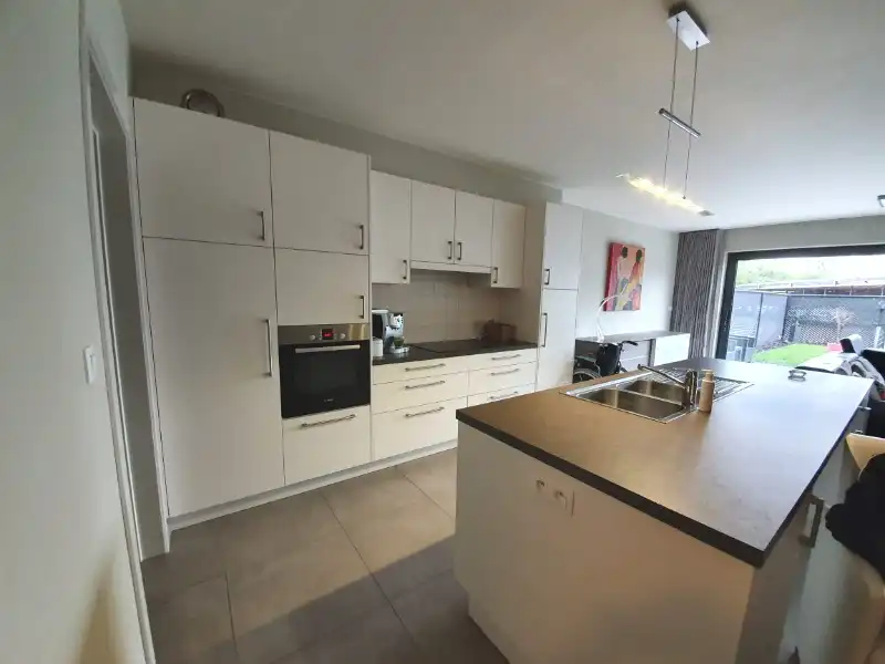 INSTAPKLAAR gelijkvloers recent appartement met privé inkom en carport foto 5