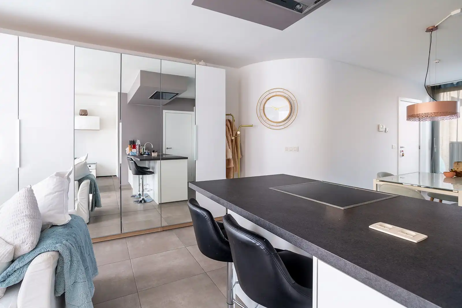 Slim wonen of zorgeloos investeren – stijlvolle nieuwbouwstudio met terras in Boechout foto 11