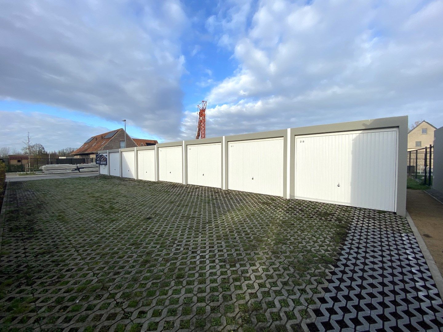 NIEUWE GARAGES GELEGEN IN NIEUWE WOONWIJK TE HEULE foto {{pictureIndex}}