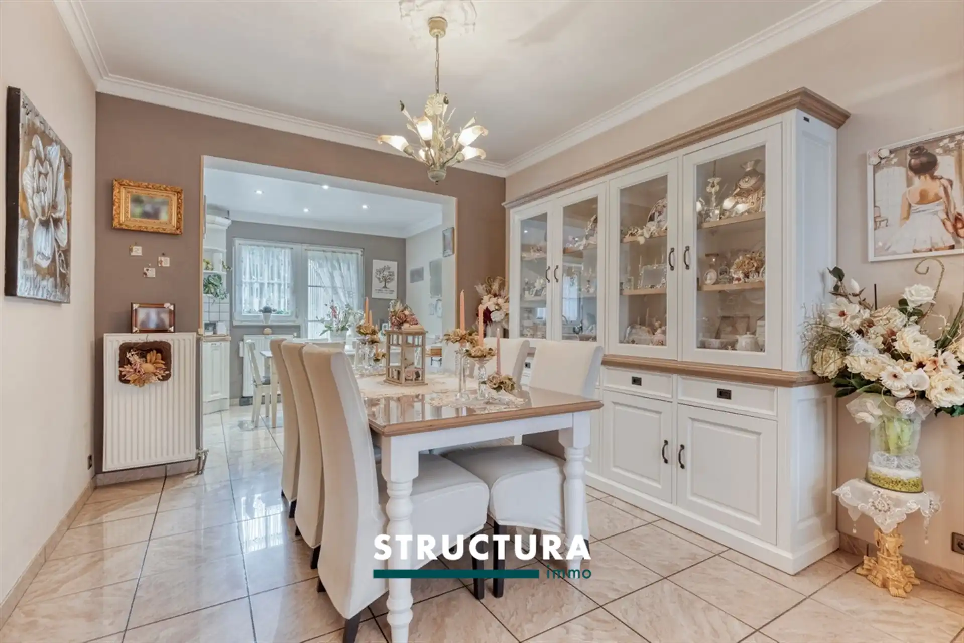 Instapklare gezinswoning met garage en tuin foto 4