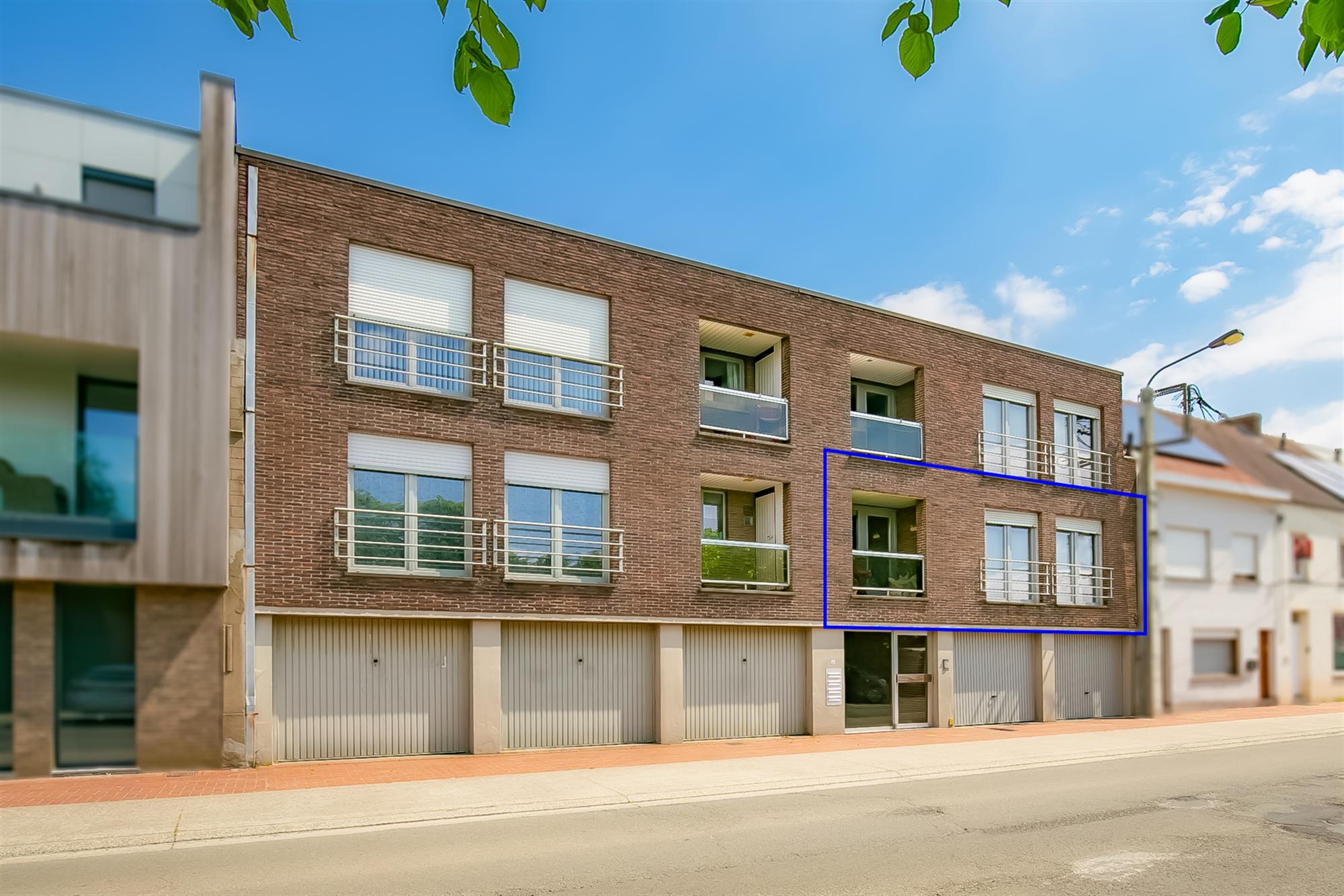 Ruim instapklaar appartement, met dubbele garage en 2 slaapkamers te Kortemark. foto 1