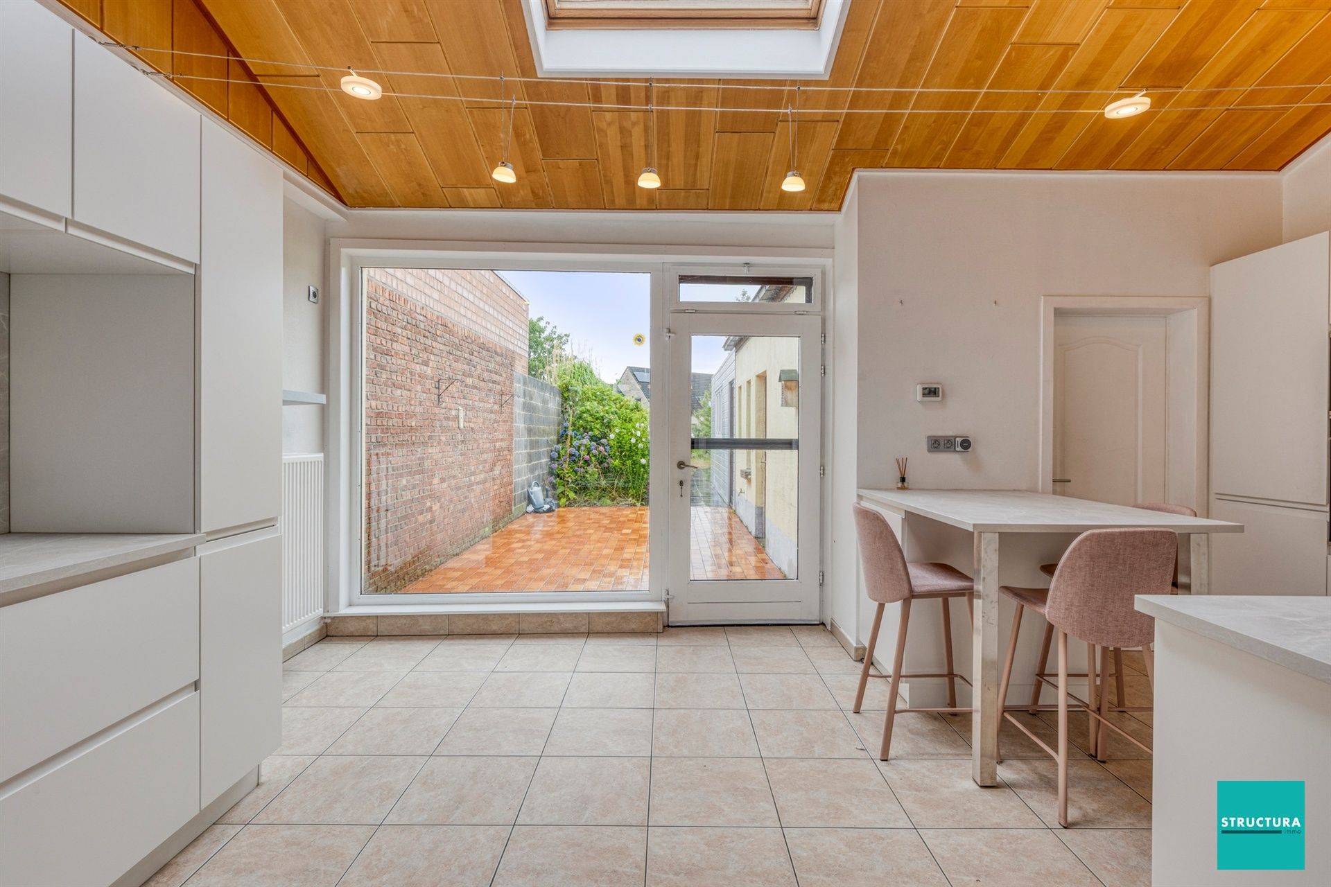 Woning in rustige straat nabij station en centrum foto 3