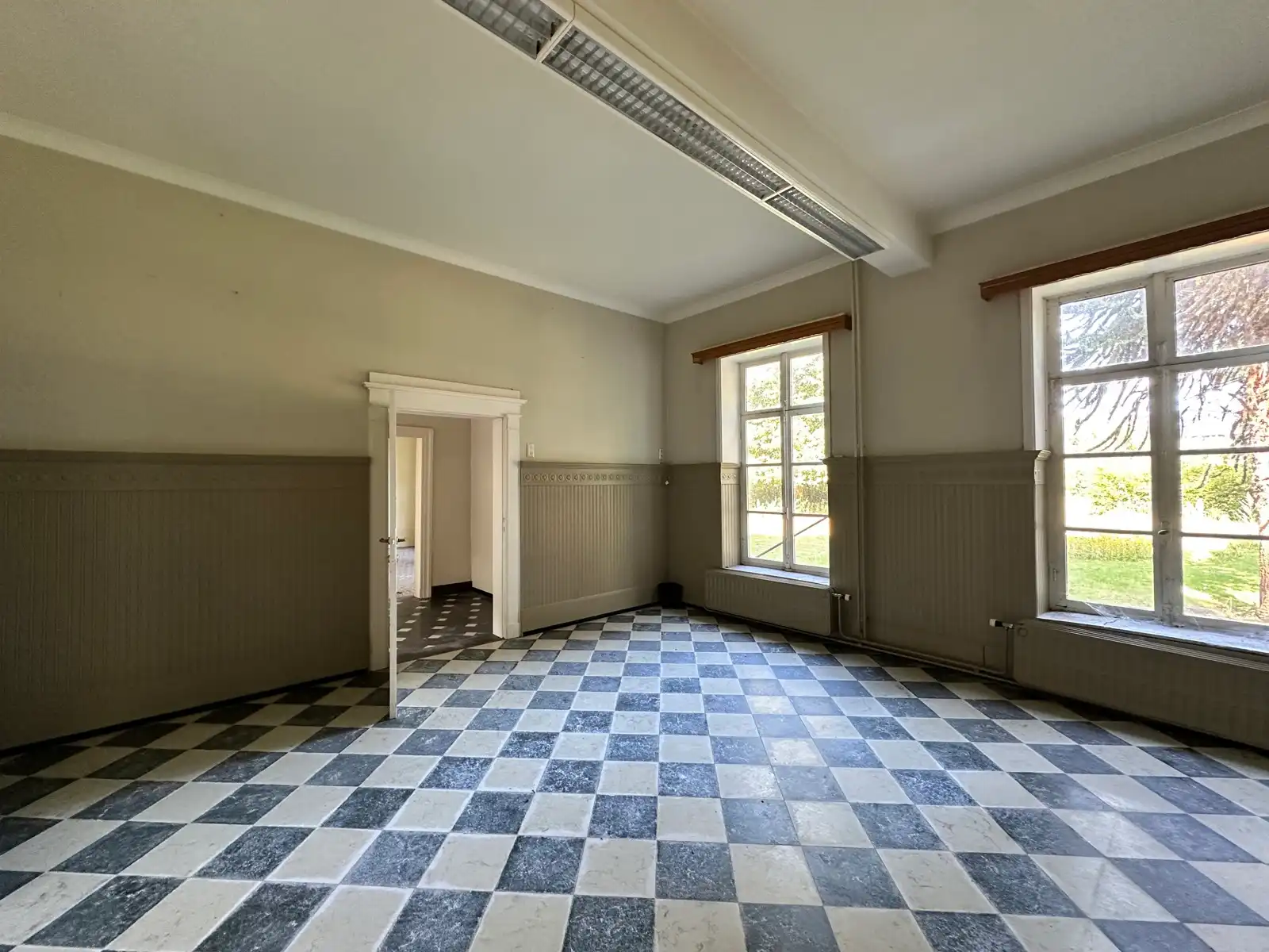 In de schaduw van de kerktoren bevindt zich deze mooie historische idyllische unieke pastorie.   foto 27