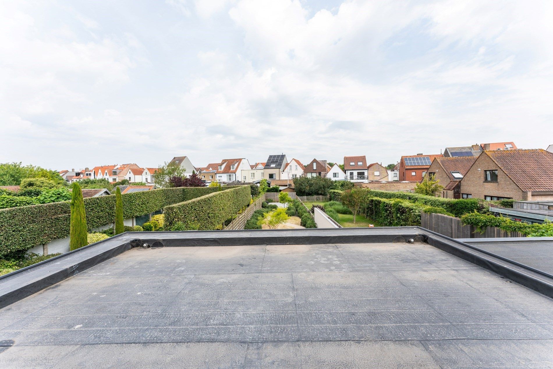 Volledig gerenoveerde woning met 4 slaapkamers, parkeerplaats en volledig aangelegde tuin te Jan Devischstraat gelegen. foto 23