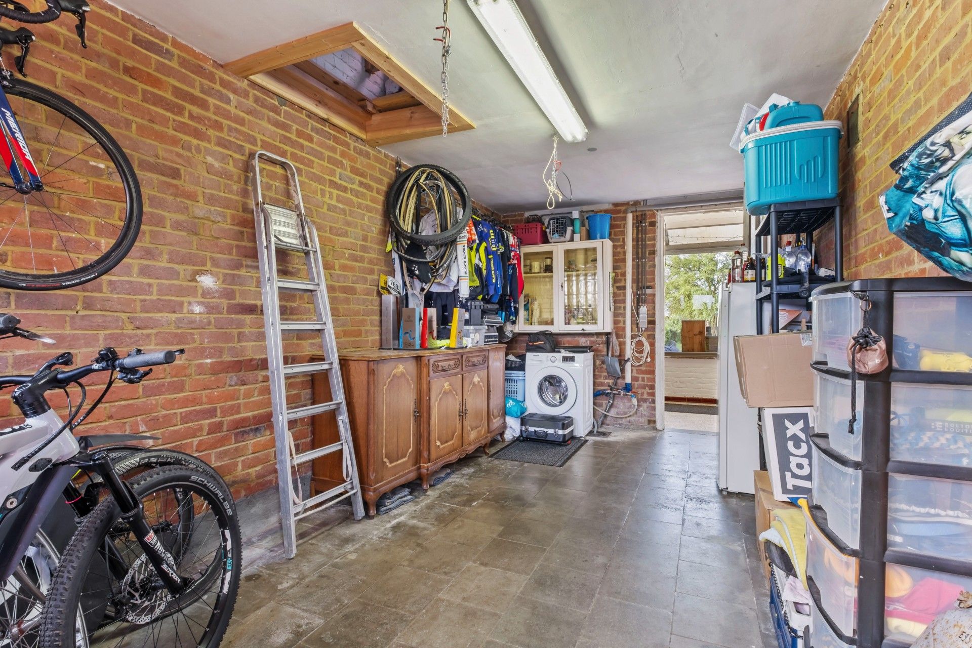 Charmante woning met garage op knappe ligging! foto 19