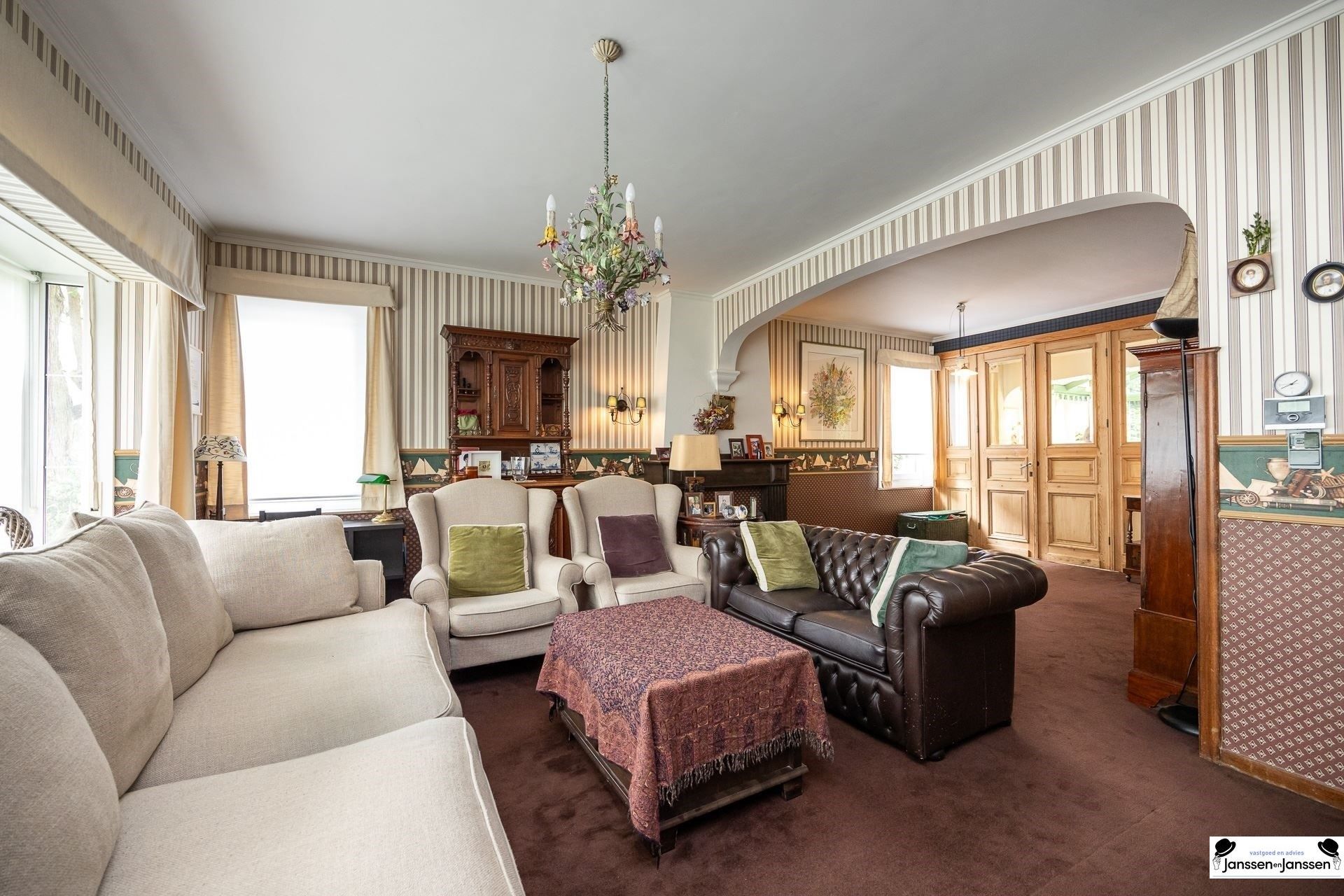 Klassieke, charmante vrijstaande villa, rustig gelegen in het geliefde Vriesdonk op ca. 1266m² foto 4
