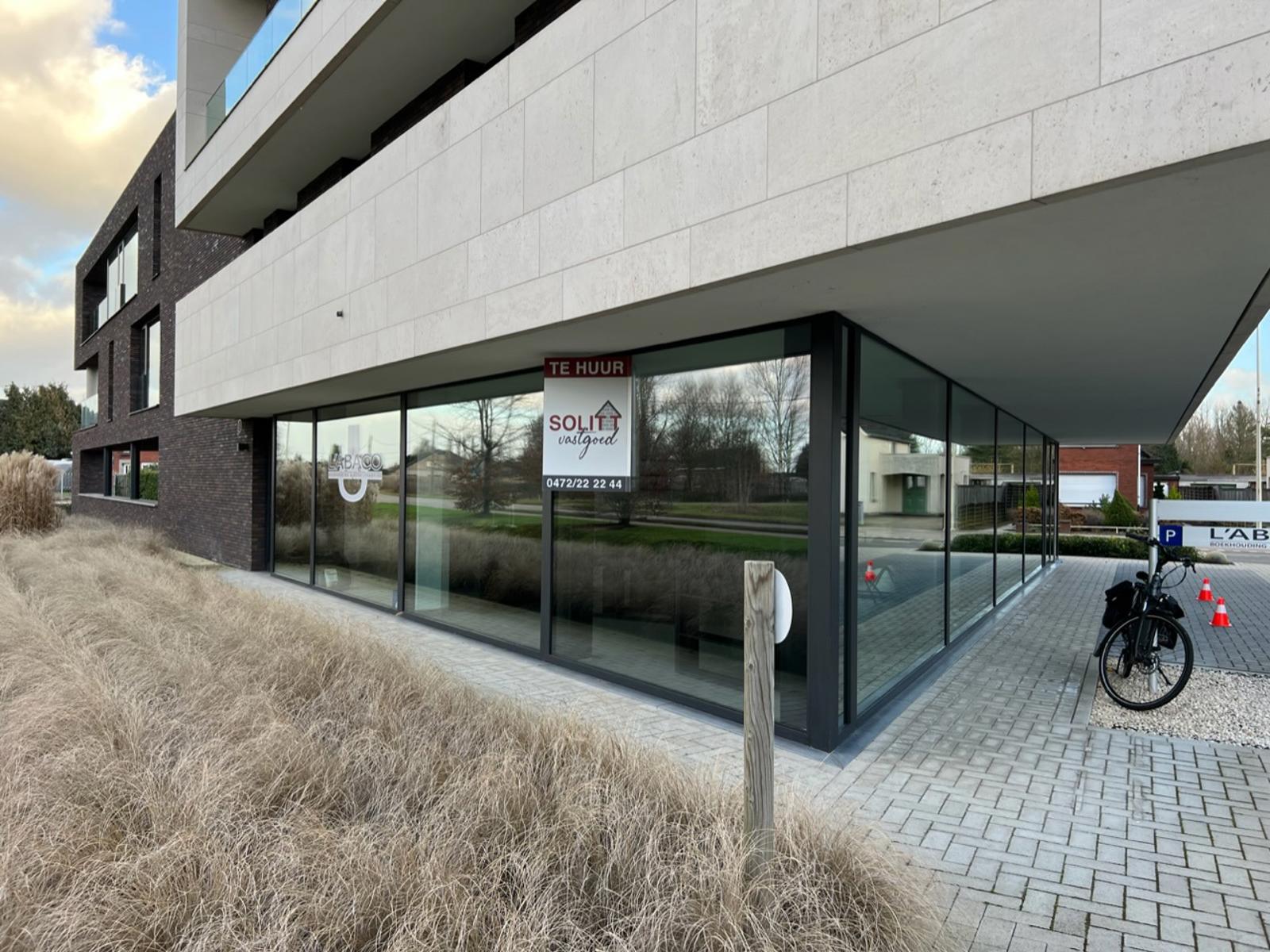 Lichtrijk kantoor / handelspand met parking foto 16