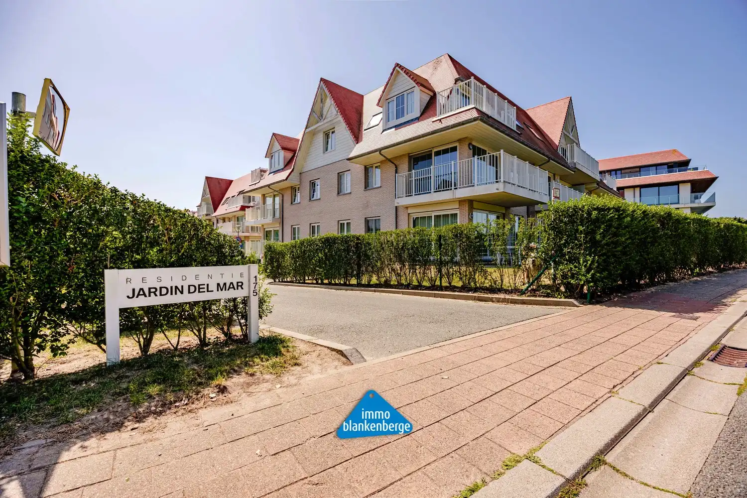 Luxe afgewerkt 2‑slaapkamerappartement met tuin in De Haan foto 3