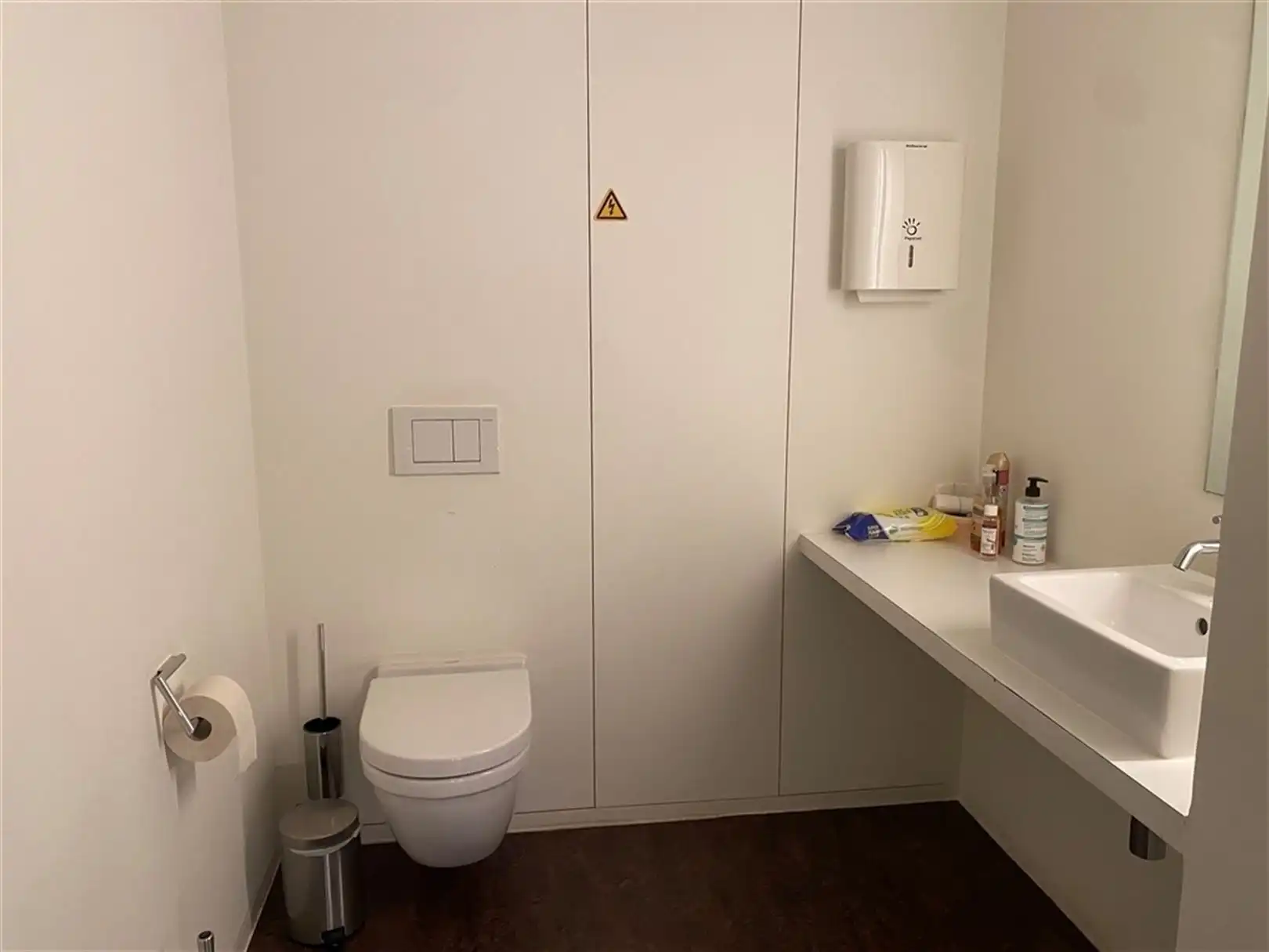 Gerenoveerd kantoor op commerciële zichtlocatie bij Zuidpark foto 13