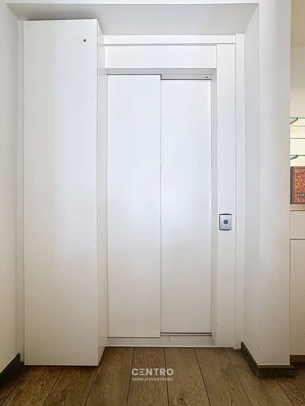 Authentiek & volledig gerenoveerd (°2000) hoekpand (5 verdiepingen, lift aanwezig) in het historisch en toeristisch centrum, met 3 private parkeerplaatsen op het terrein. foto 28