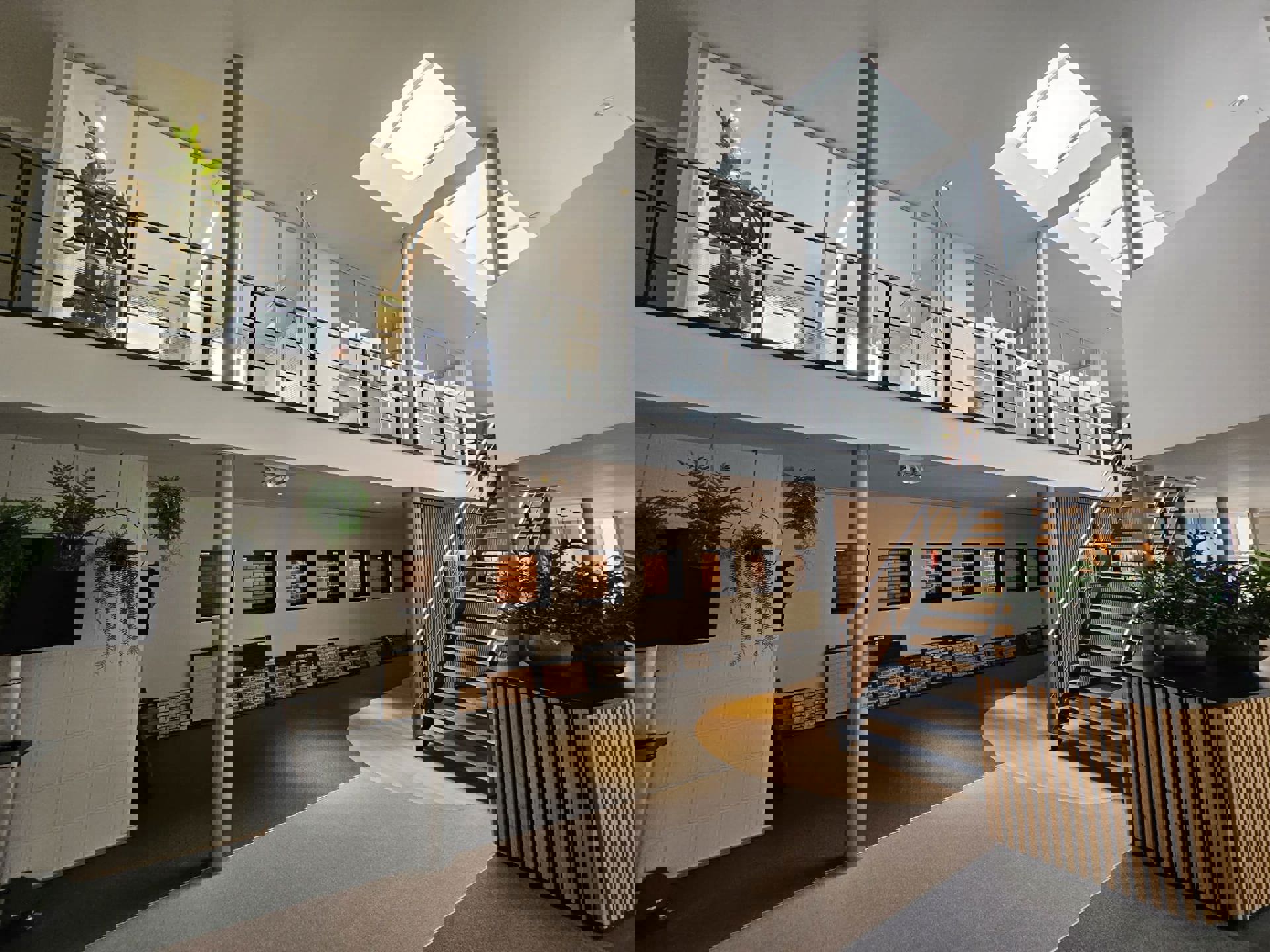  TE HUUR Genk - showroom met kantoren foto 2