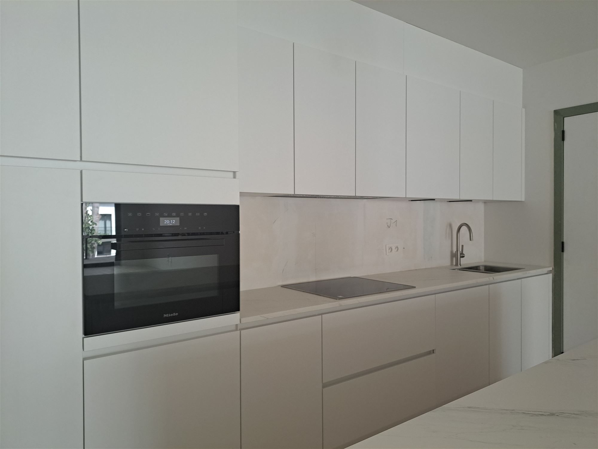 Ontdek dit moderne appartement met een luxueuze afwerking en mooi design. 2 slaapkamers met elk hun badkamer. En met ondergrondse parking. foto 11