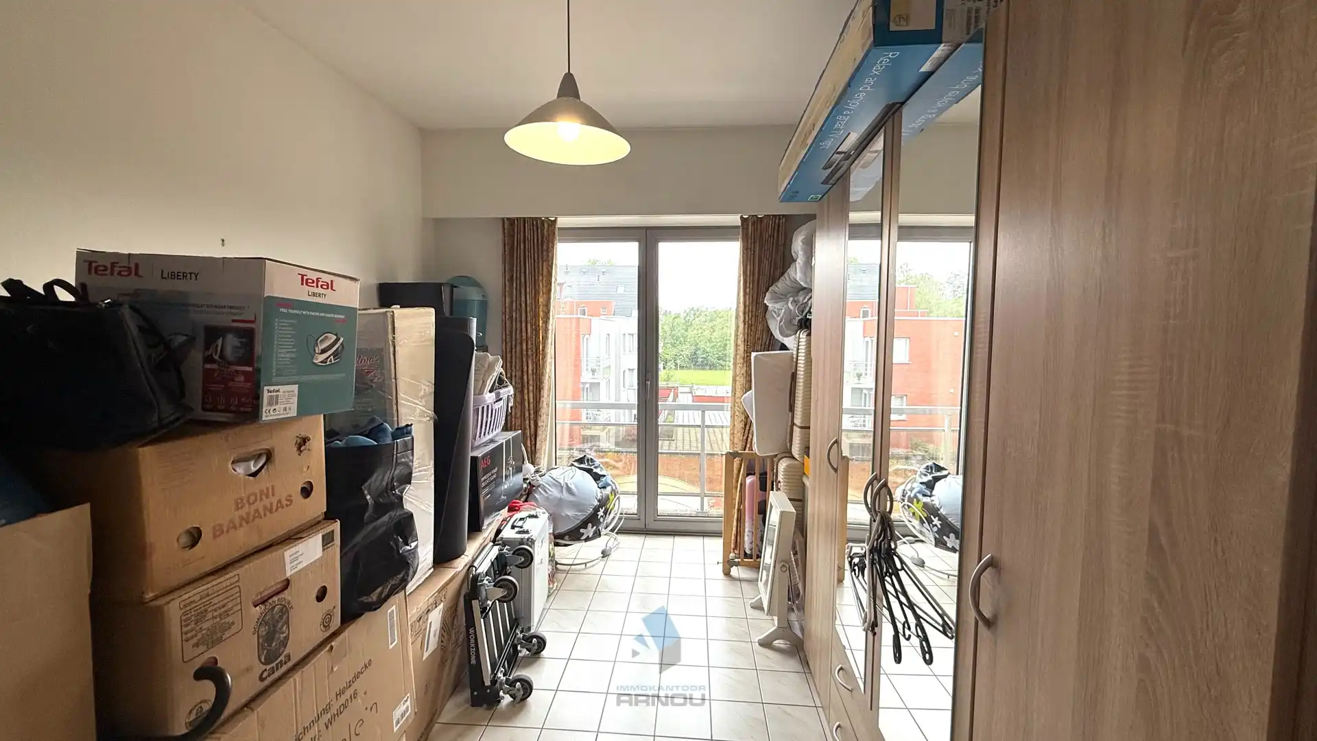 Centraal gelegen, lichtrijk en ruim appartement met 2 slaapkamers en garage foto 9