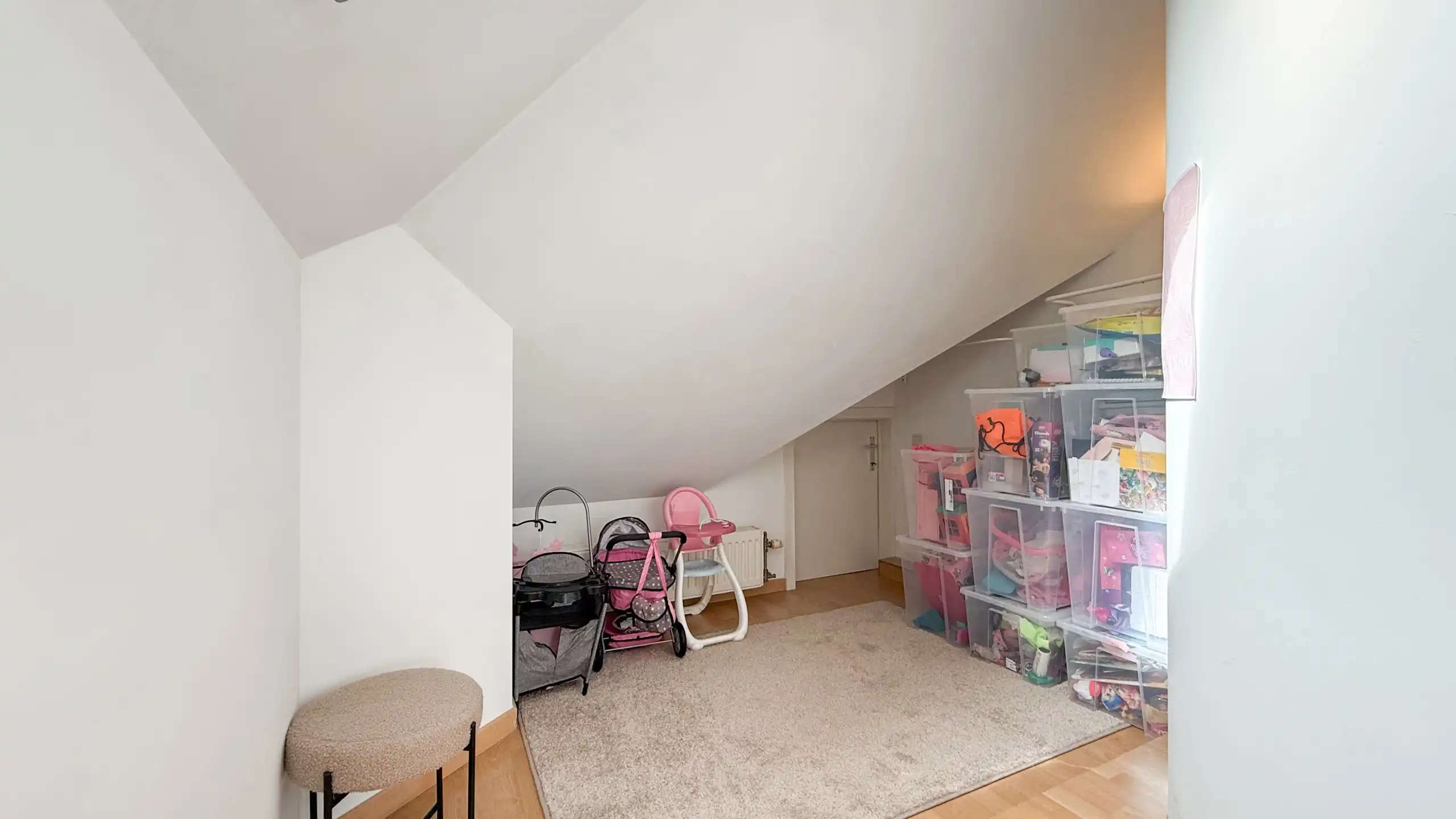 Zeer ruim appartement met 4 slaapkamers en parking in Tuilt! foto 32