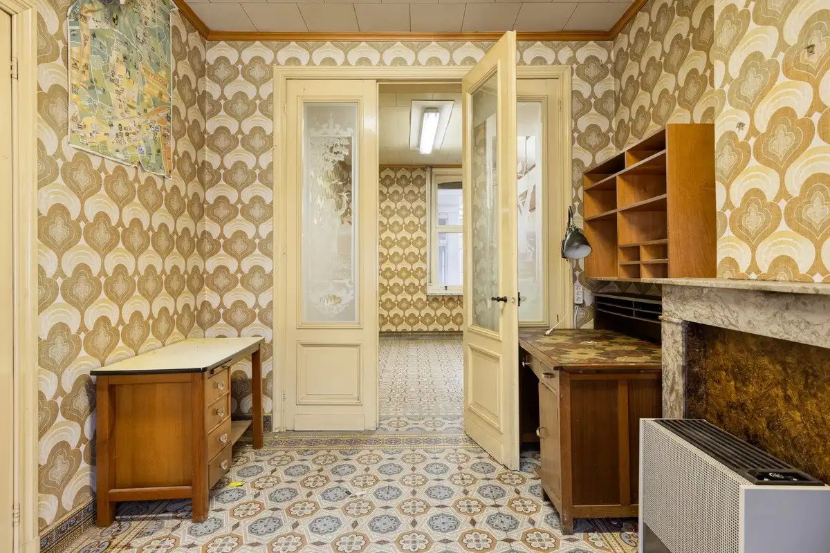 Te renoveren rijwoning met achterliggend groot magazijn! foto 3