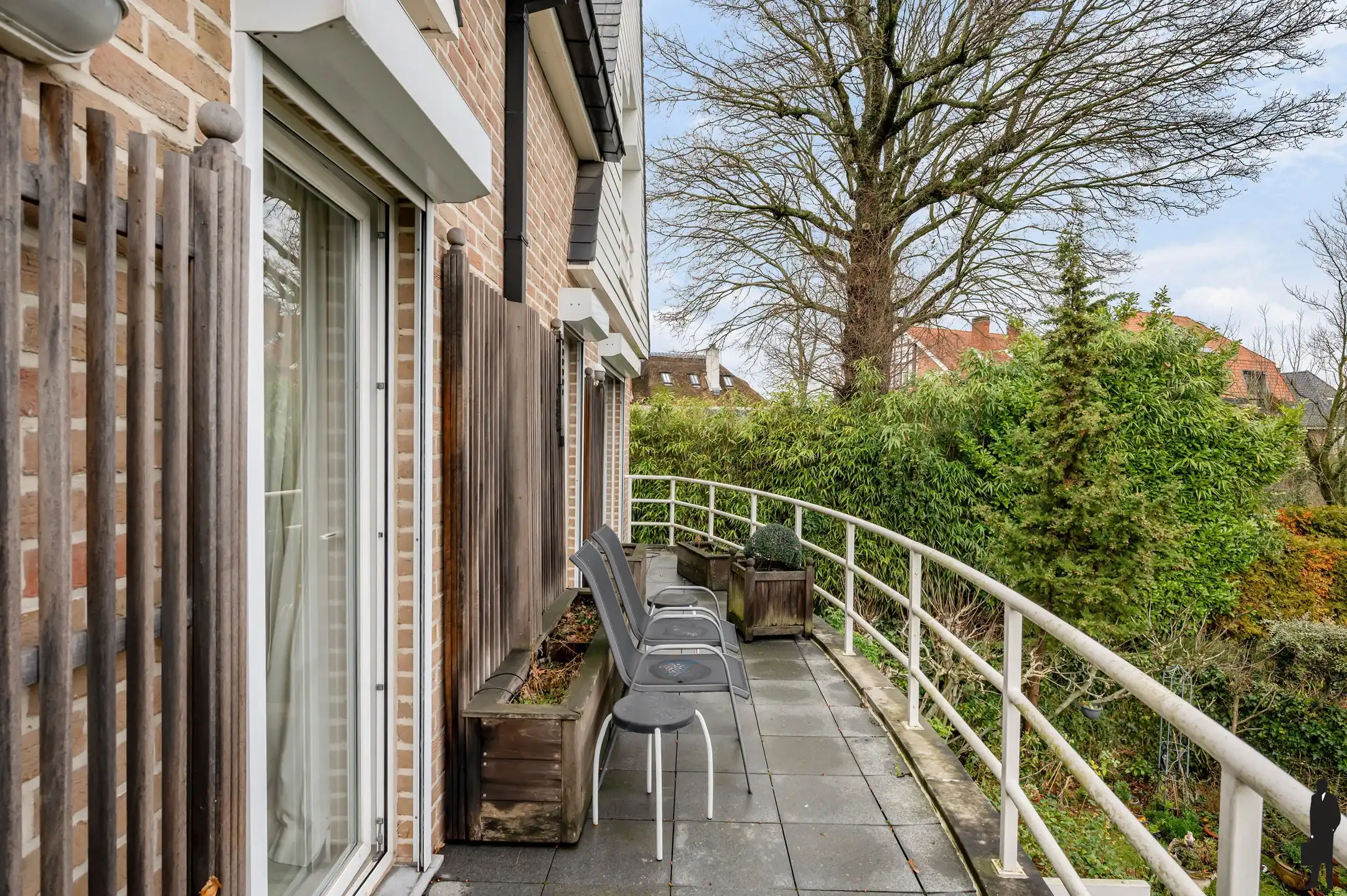 Ruim villa-appartement met 4 slaapkamers & garage foto 17
