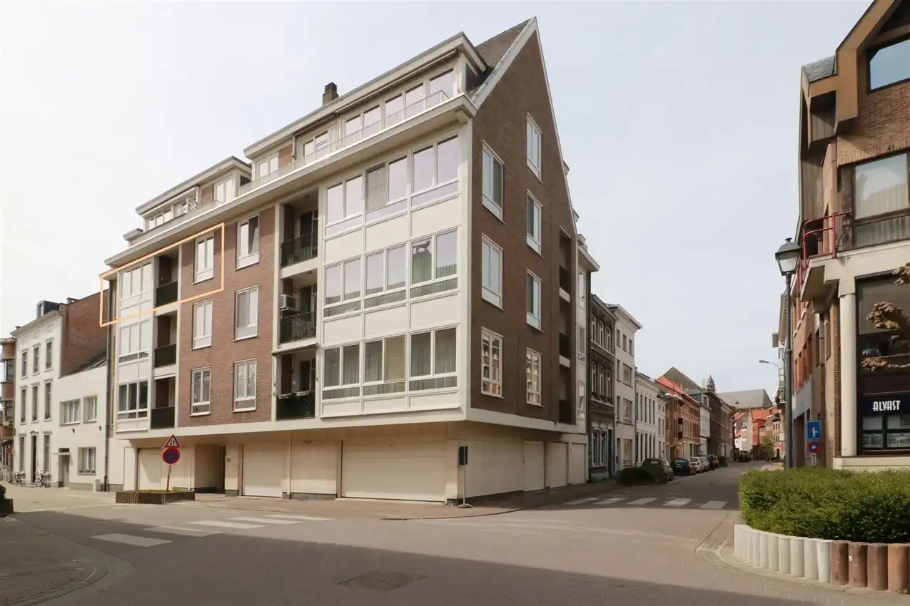 Karaktervol app. met 2 slpks en garage in hartje centrum foto {{pictureIndex}}