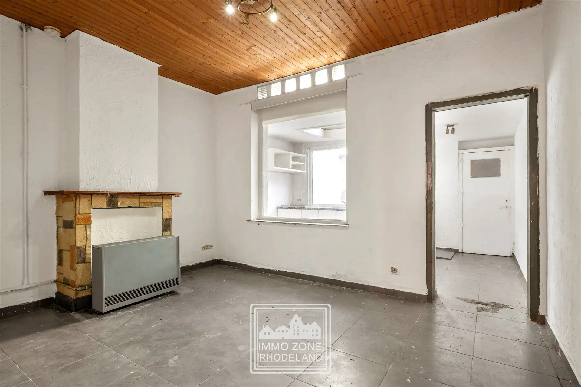 Gunstig gelegen te renoveren woning met veel potentieel foto 6