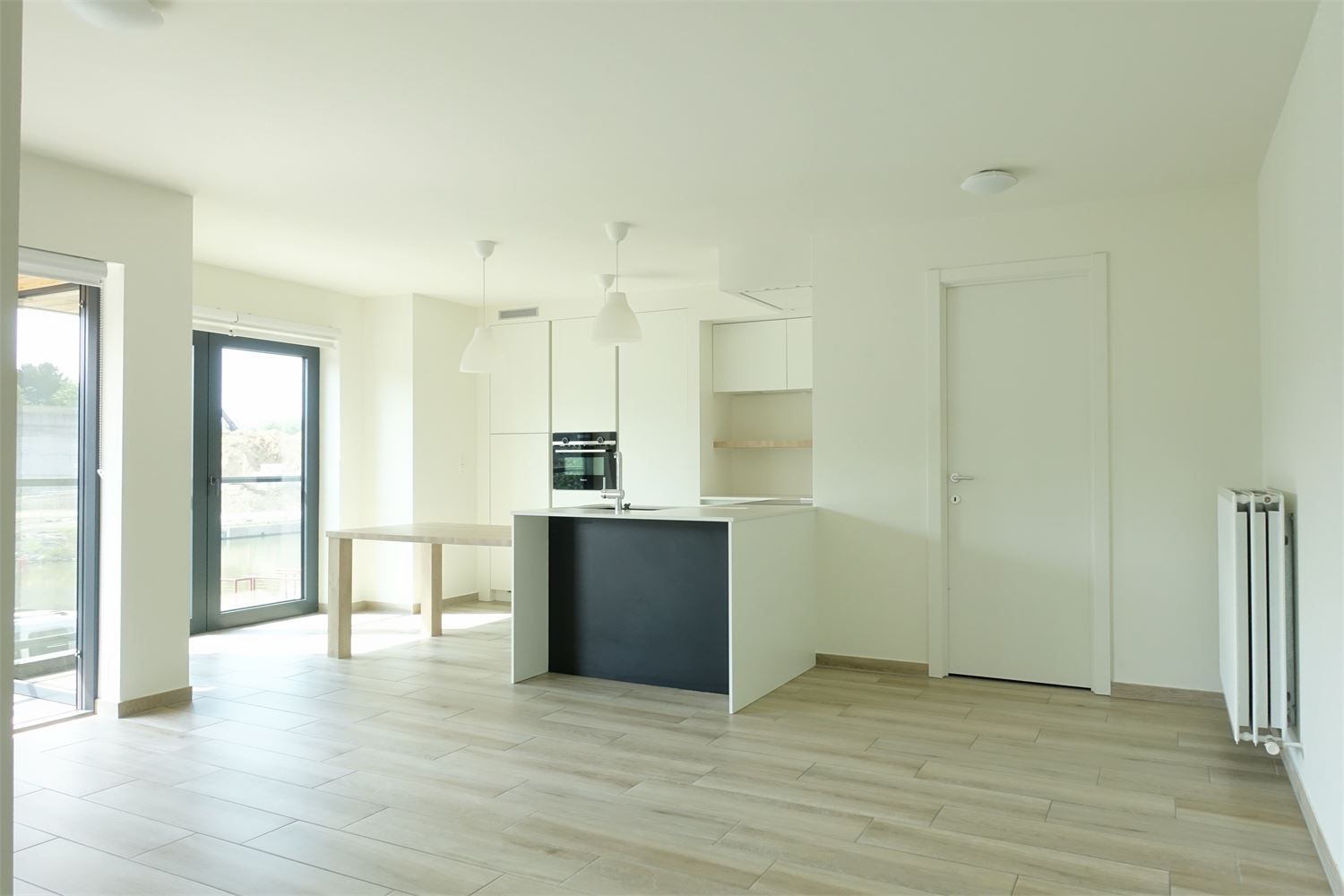 Centraal gelegen appartement met zicht op de vaart ,2 slaapkamers, terras en afgesloten staanplaats. foto 2