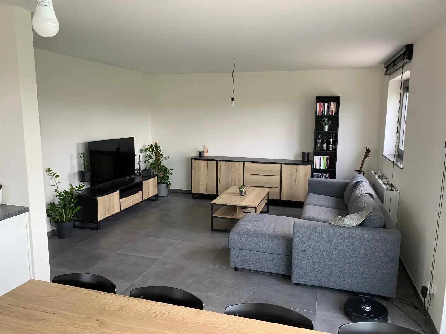 GEZELLIG APPARTEMENT MET 2 SLAAPKAMERS, TERRAS, KELDER EN 1 AUTOSTANDPLAATS TE BILZEN!  foto 3