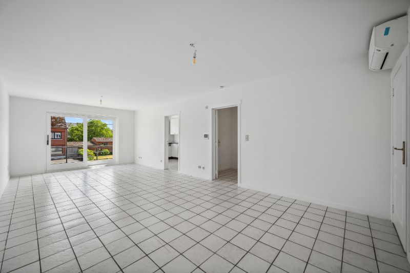 Ruim appartement op de 1 ste verdieping foto {{pictureIndex}}