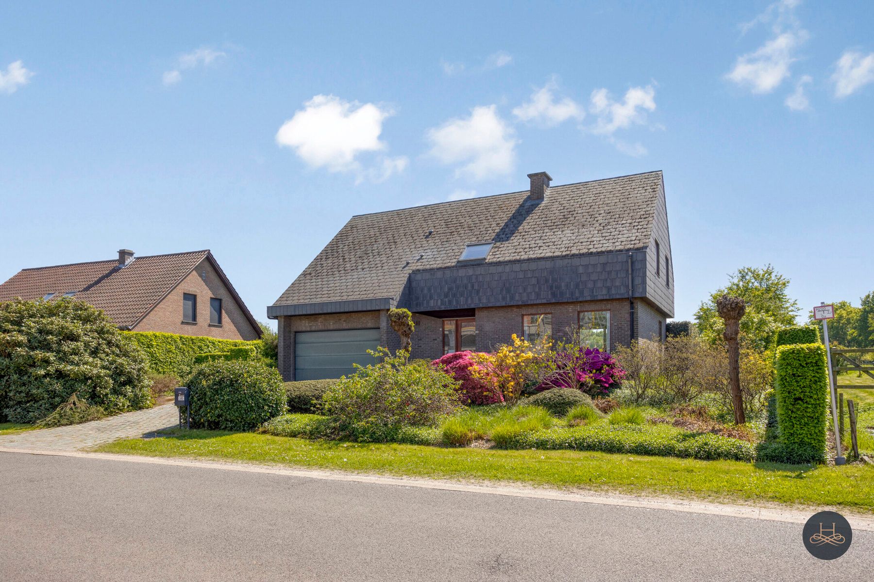 Vrijstaande woning met prachtig aangelegde zuidgerichte tuin foto 3
