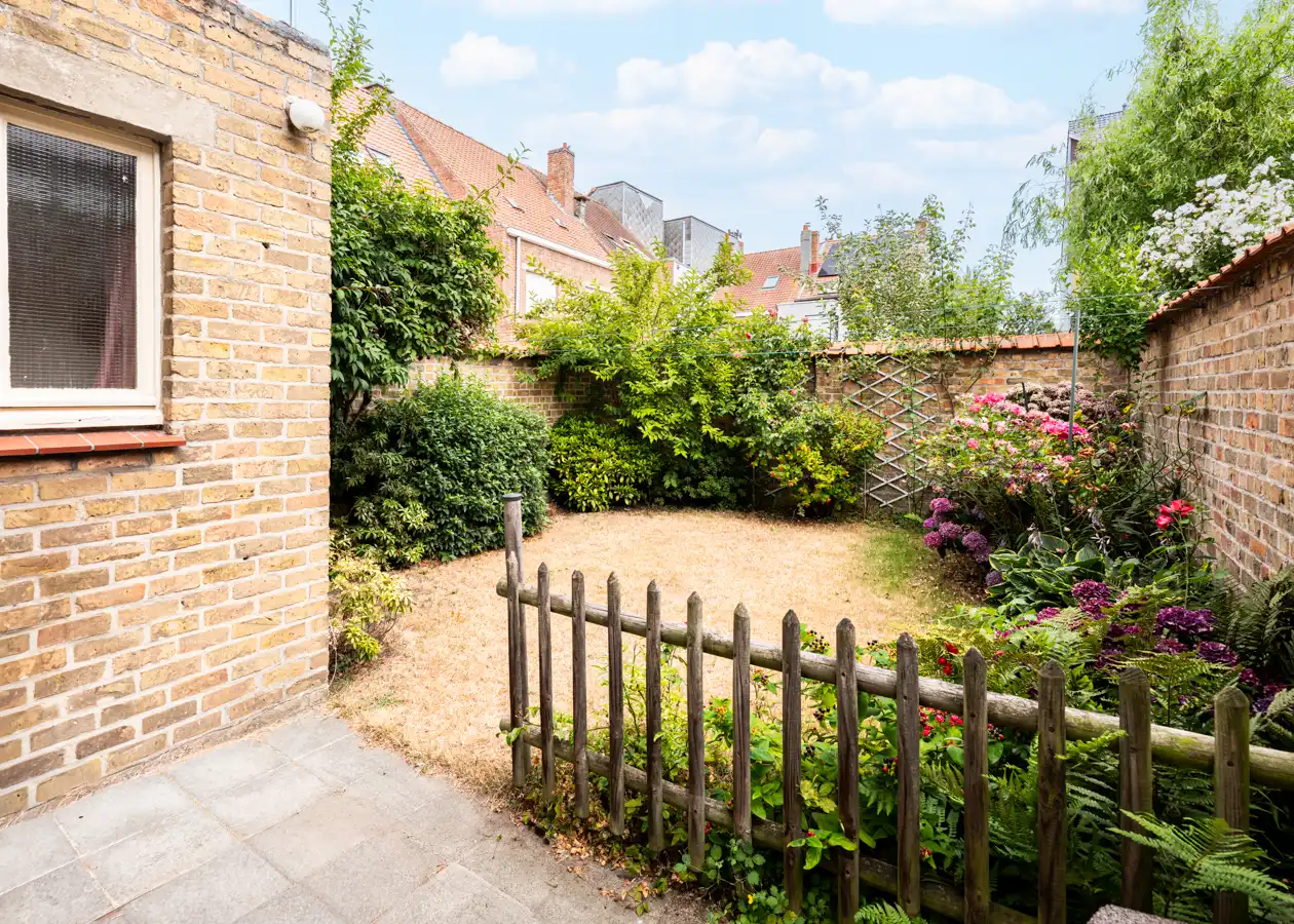 Te renoveren woning met zonnige stadstuin en veel potentieel foto 11