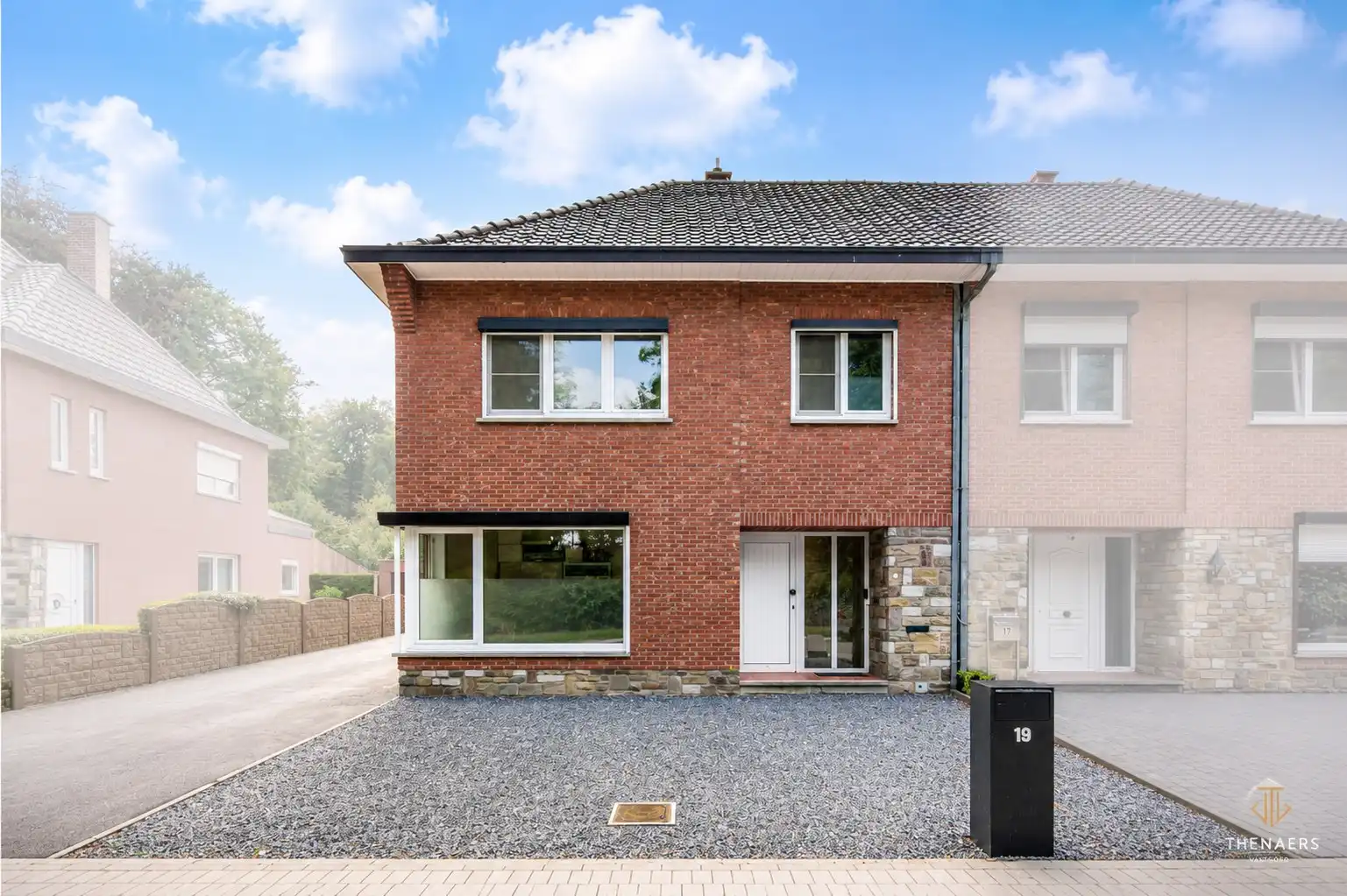 Instapklare woning met 4 slaapkamers op een rustige ligging nabij het kasteel van Duras. foto {{pictureIndex}}