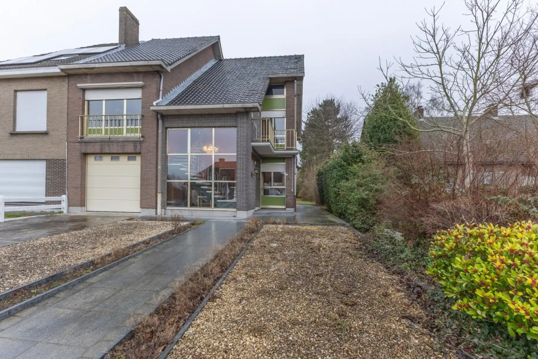 Hoofdfoto van de publicatie: Ruime halfopen bebouwing met grote tuin