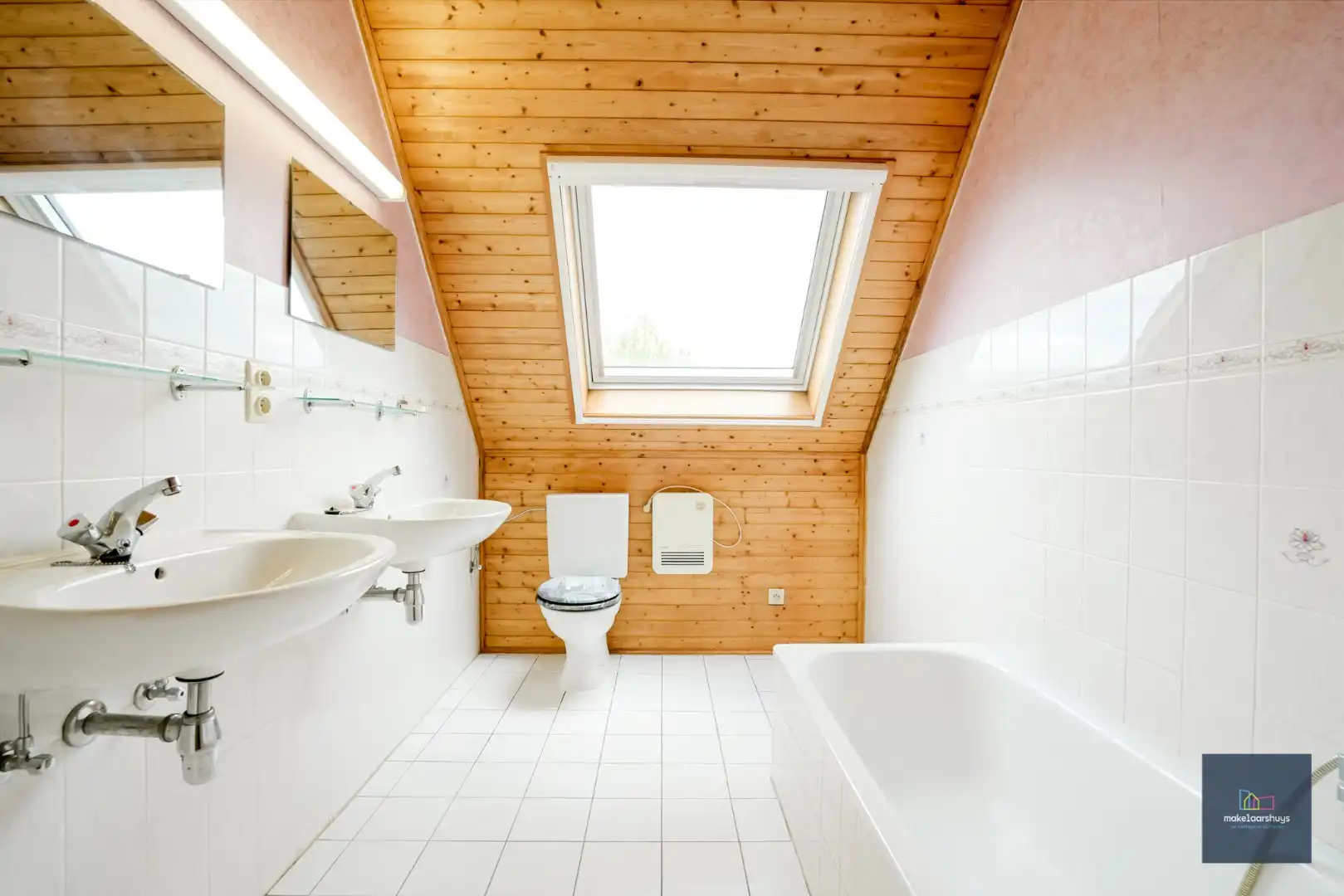 Verzorgde woning in rij met tuin en dubbele garage foto 18