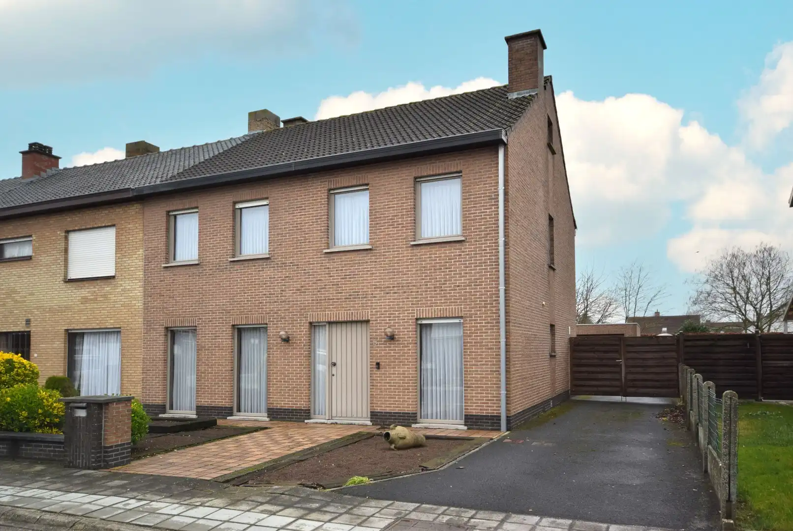 ZEER RUIME EN GOED ONDERHOUDEN HALF OPEN BEBOUWING foto {{pictureIndex}}