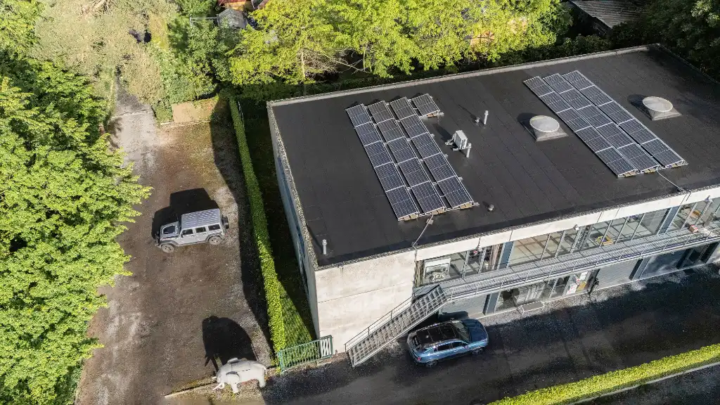 Verkoop via aandelen: Karaktervol atelier, kantoor en/of opslagruimte van ca. 300 m² in Sint-Amandsberg foto 2