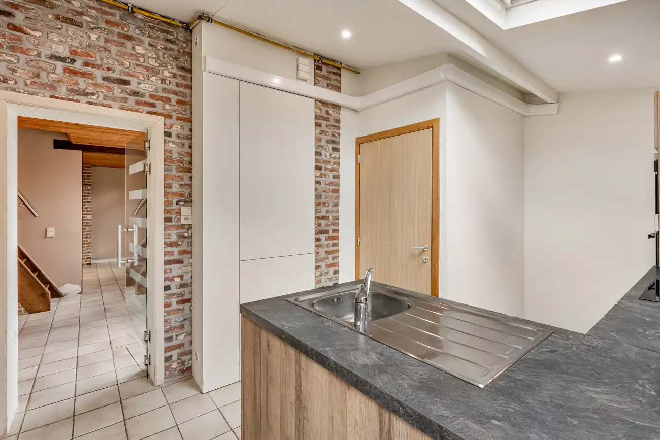 Ideale halfopen starterswoning (met twee autostaanplaatsen vóór de woning) op wandelafstand van het centrum van het vernieuwde Zeveneken! foto 5