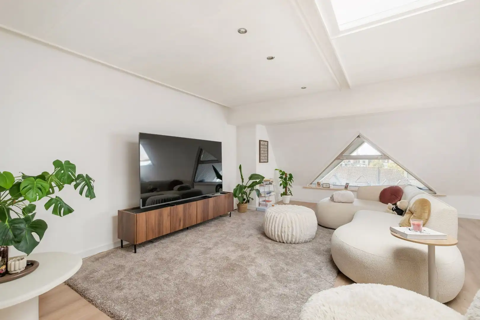 Verrassend ruim volledig opgefrist appartement in hartje Kortrijk met 1 slaapkamer foto {{pictureIndex}}