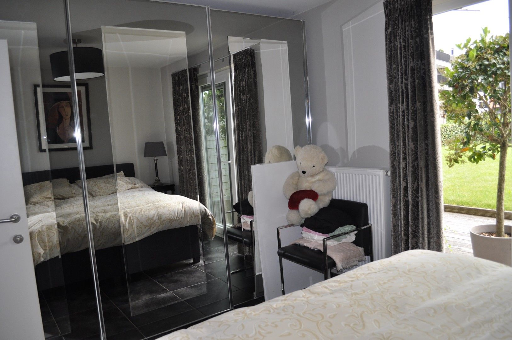 Heel ruim en smaakvol gemeubeld appartement met 3 slaapkamers en tuin foto 12