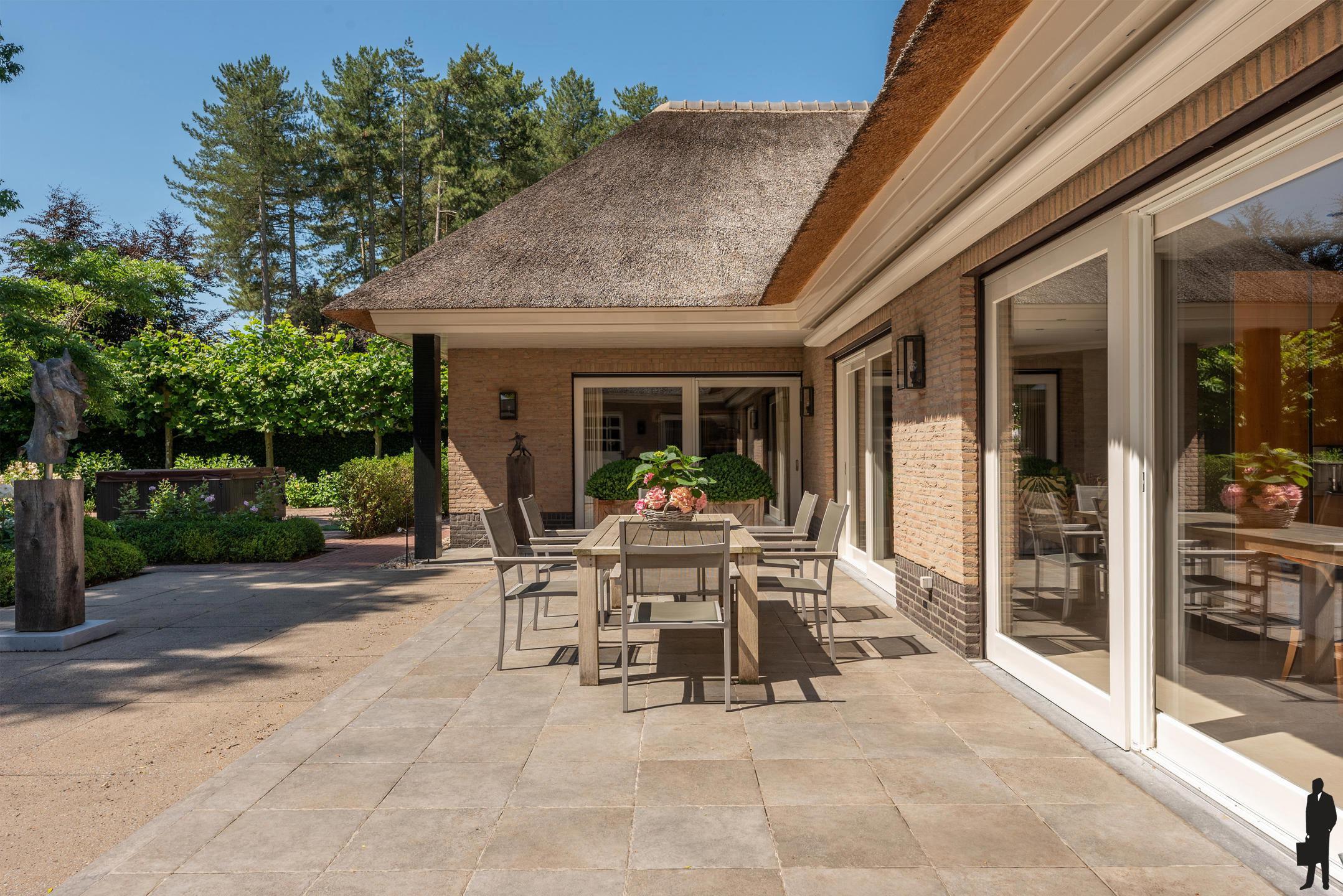 Rietgedekte villa met bijgebouw in Engelse stijl op 3.080m² foto 29