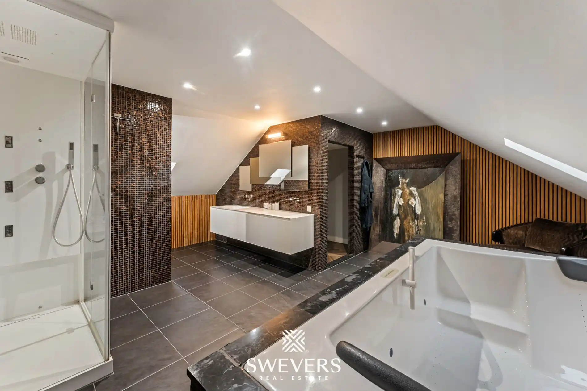 Exclusief gerenoveerde stadswoning met garage en drie terrassen in hartje Hasselt foto 36