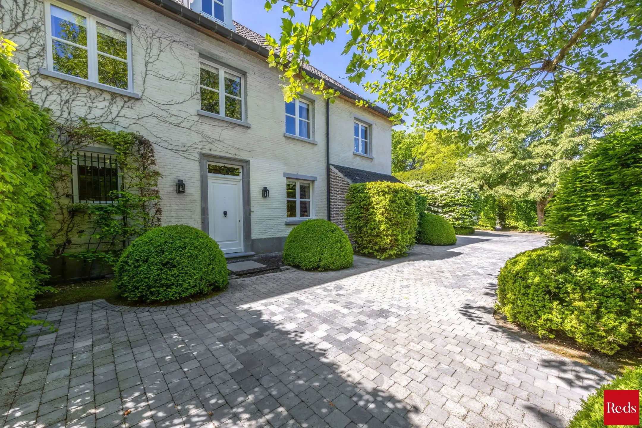Statige luxevilla op royaal perceel van 3.877 m² met zwembad foto 8