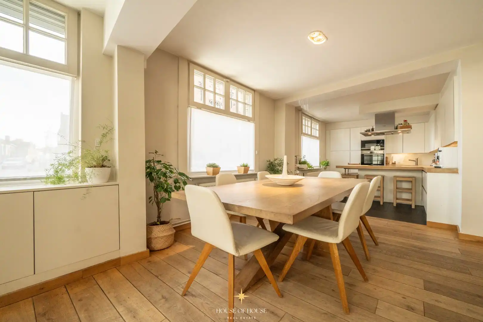 Charmante hoekwoning met praktijkruimte & dakterras in het hart van Brugge. foto 7