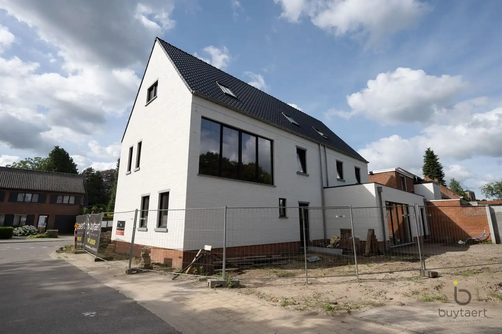 Tijdloze halfopen nieuwbouwwoning BEN-woning, bel-étage, ideaal woon-werk of voor zorgwoning. foto 2