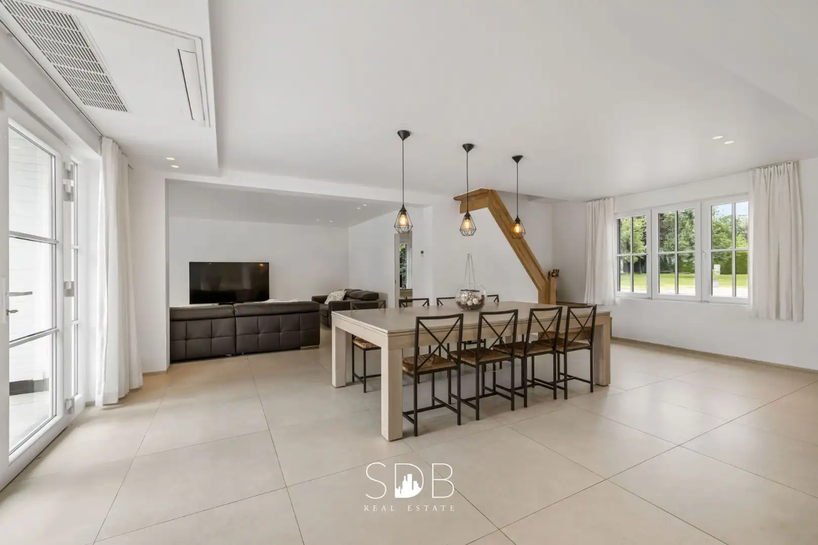 Prachtige villa met zwembad, paardenstallen, paddock en grasland op 1,3HA foto 9